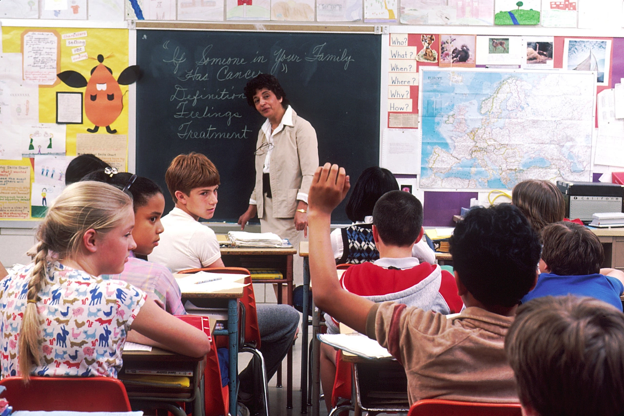 A teacher exemplifying one of the 10 essential classroom management skills as her class is focused and organised.