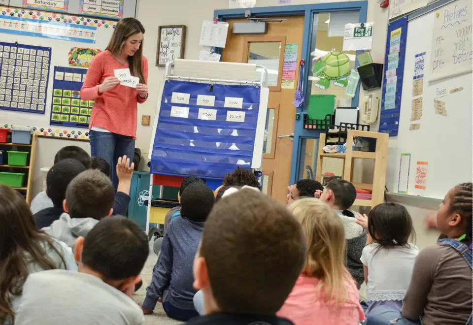 A teacher exemplifying one of the 10 essential classroom management skills as her class is focused and organised.
