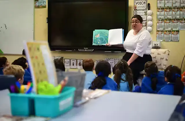A teacher exemplifying one of the 10 essential classroom management skills as her class is focused and organised.