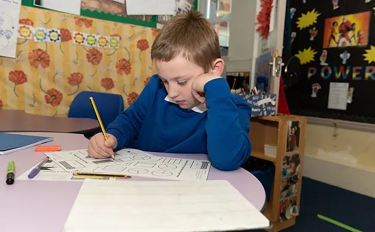 A teacher exemplifying one of the 10 essential classroom management skills as her class is focused and organised.